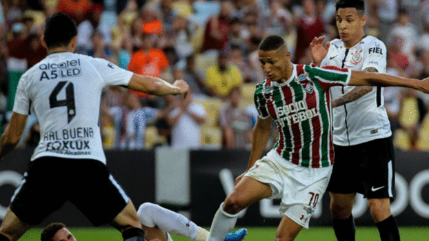 Richarlison se esforçou bastante, mas não superou a defesa corintiana Richarlison se esforçou bastante, mas não superou a defesa corintiana