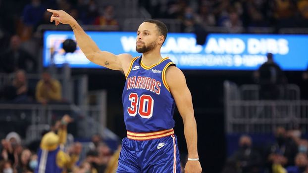 Stephen Curry faz mais história na NBA Stephen Curry faz mais história na NBA