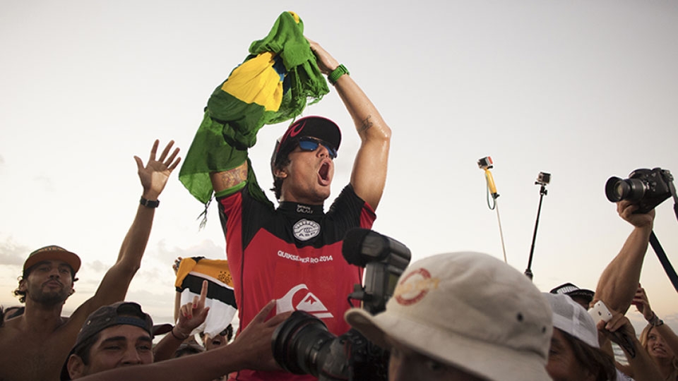 Gabriel Medina tem levado, com firmeza, a bandeira brasileira ao topo do pódio.