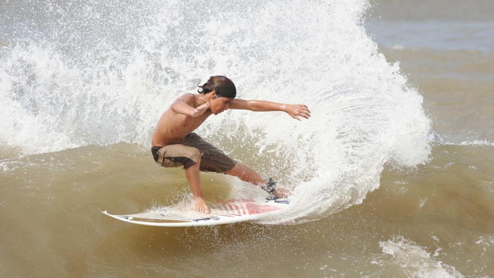 Na praia do Pontal, em Itacaré, Medina ainda garotinho já rasgava forte.