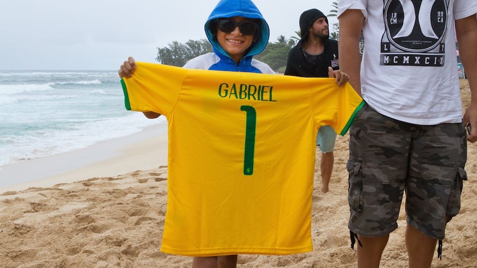 Antes de cada bateria é impressionante a quantidade de torcedores brasileiros na areia