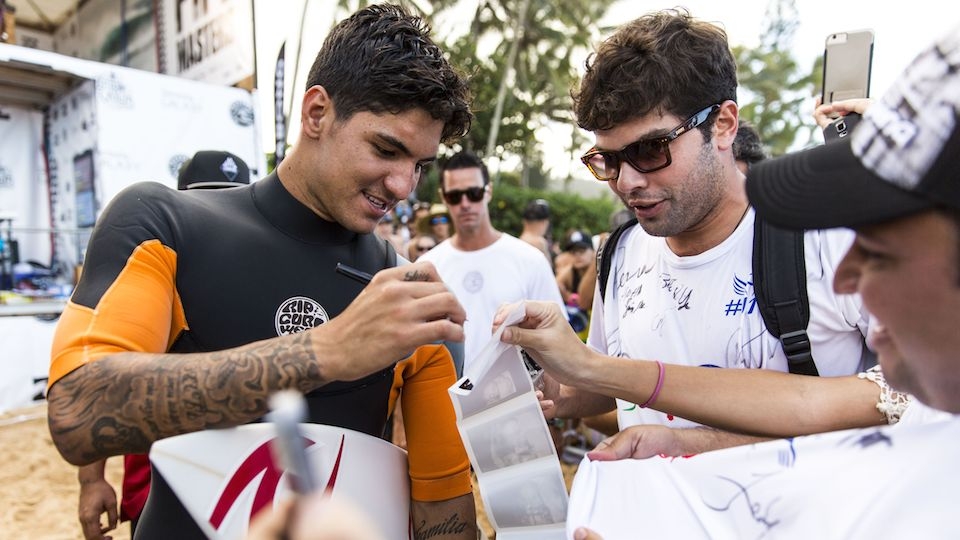 Uma multidão de brasileiros viajou para o Havaí para ver de perto a performance de Gabriel Medina no Pipe Masters