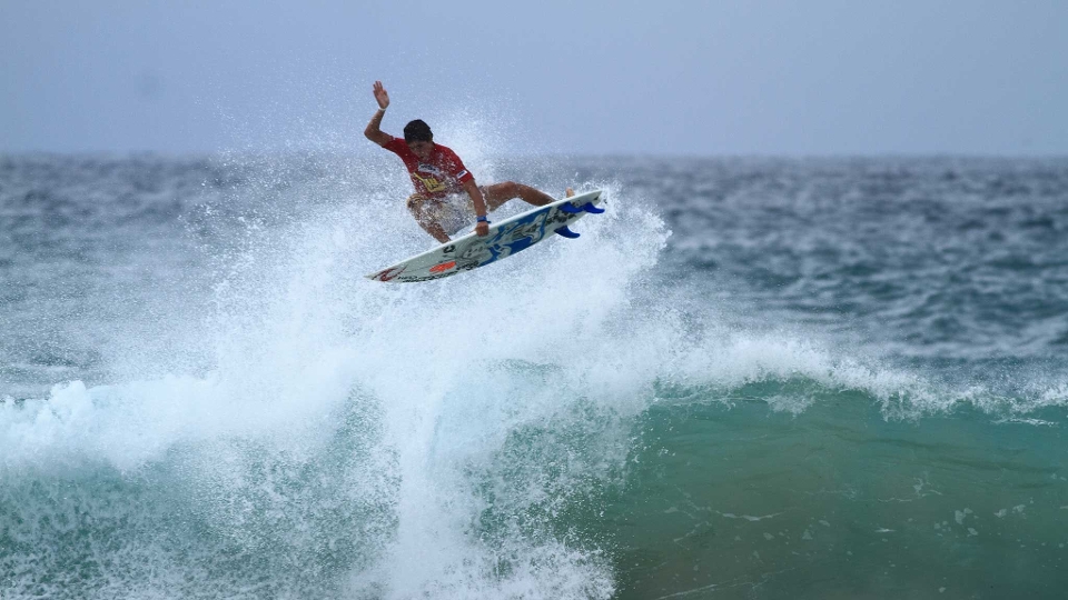 Voando alto durante o primeiro WQS que correu em Fernando de Noronha em 2011.