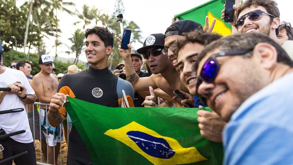 Após vencer em Teahupoo, Gabriel Medina passou a ser muito assediado pelos torcedores e imprensa