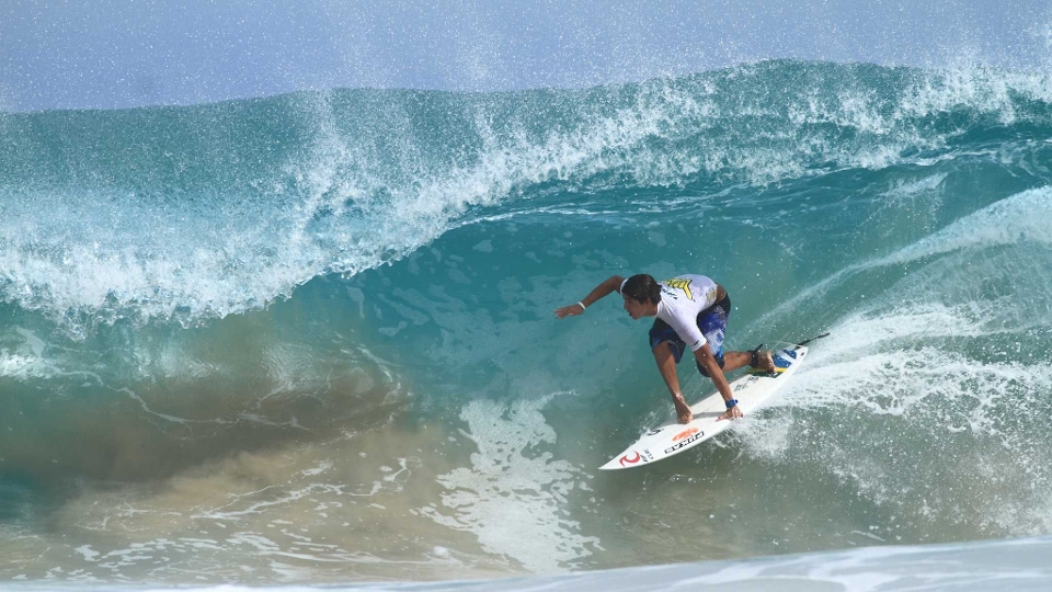 Entubando ainda em Noronha, revelando um dos pontos fracos na época, o backside, que já foi corrigido.