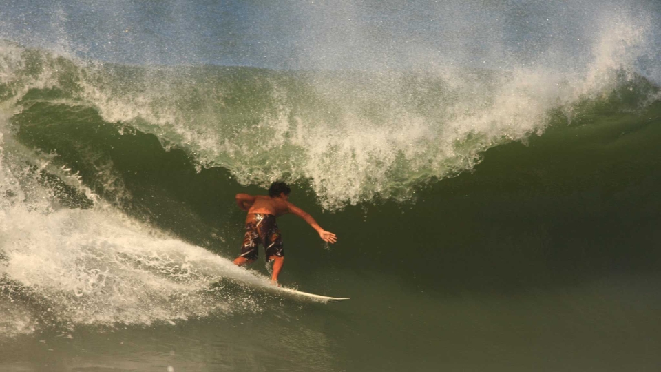 Medina treinando em ondas pesadas na Praia de Santiago, São Sebastião, em 2009.