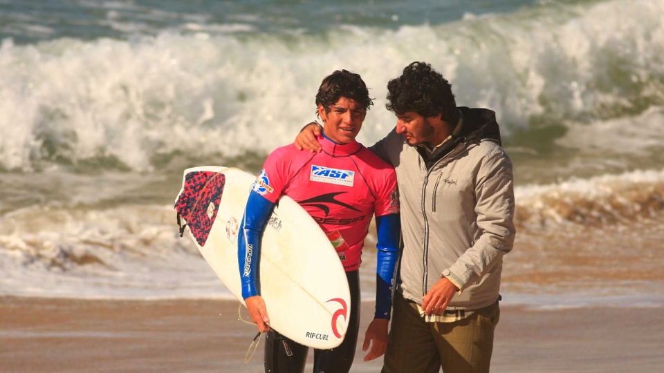 O padastro Charles, o maior incentivador de sua carreira, orientando o garotinho tímido durante o WQS na Praia Mole em 2009.