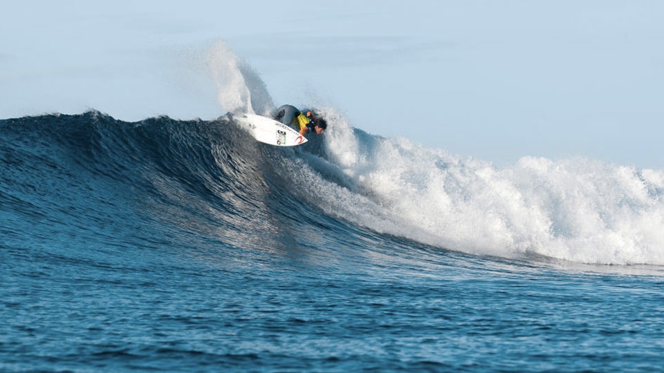 Gabriel Medina é versátil: pega tubo, dá aéreo, coloca força nas rasgadas...