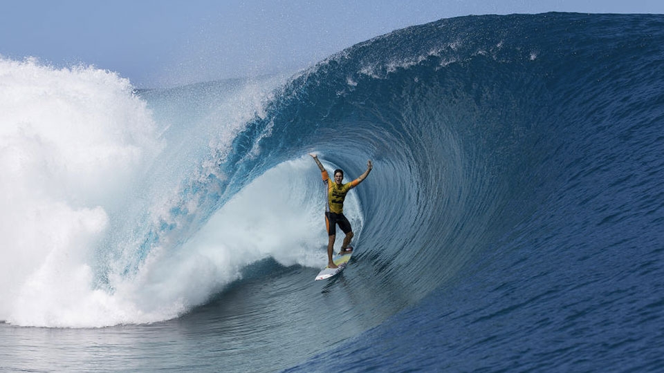 A foto que rodou a internet durante o Billabong Pro Tahiti 2014, em agosto.