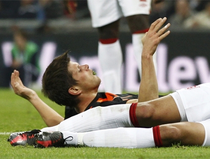 VÍDEO: Após fazer gol, Huntelaar desmaia e 'come grama' em jogo da Holanda Clique no player e assista ao lance!