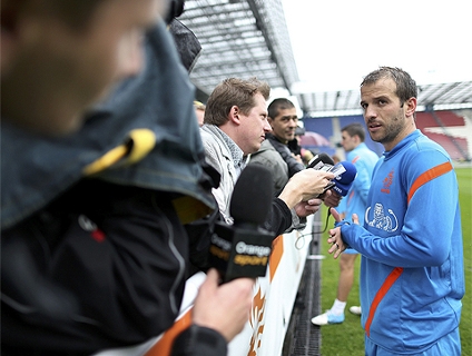 VÍDEO: Van der Vaart reclama de reserva na Holanda; Sneijder fala em 'egos inflados' Clique no player para assistir ao vídeo!
