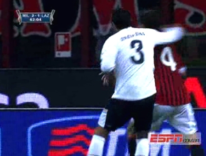 VÍDEO: Zagueiro André Dias se descontrola e dá soco na nuca de Van Bommel em duelo com o Milan