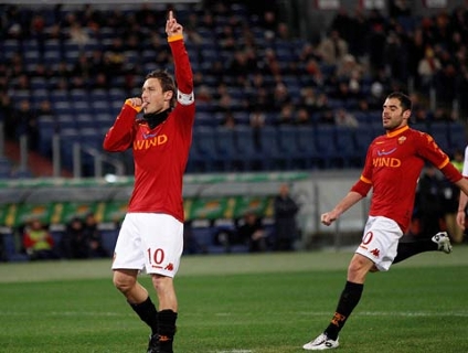 VÍDEO: Totti marca, Roma bate o Cagliari e fecha sábado na vice-liderança do Italiano Roma bateu o Cagliari em casa neste sábado