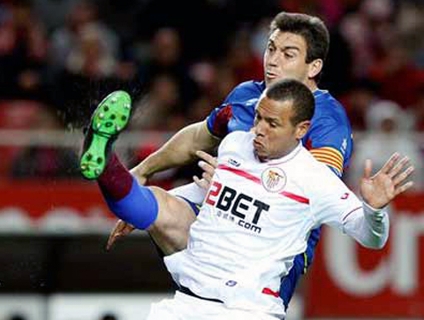 VÍDEO: Na mira de vários clubes, Luis Fabiano marca três em vitória do Sevilla sobre o Levante Clique e assista aos gols da partida!