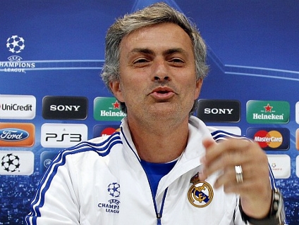 Com quatro pendurados, Mourinho pede para Barça 'ser honesto' e não forçar cartões Clique acima e assista à resposta de Mourinho em italiano