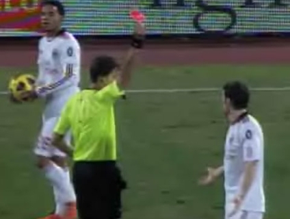 VÍDEO: Logo na estreia no Italiano, 'caneleiro' Van Bommel é expulso Clique no player acima e veja os lances que levaram Van Bommel à expulsão