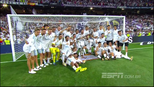 Após título, jogadores do Real Madrid vão até o gol e comemoram com a torcida Após título, jogadores do Real Madrid vão até o gol e comemoram com a torcida