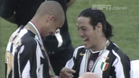 Em dia de comemoração e entrega do troféu do 28º scudetto, Juve derrotou Cagliari por 4 a 2 Em dia de comemoração e entrega do troféu do 28º scudetto, Juve derrotou Cagliari por 4 a 2