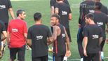Neymar chega atrasado no treino do Barça e é recepcionado com 'pedala' de Suárez; veja Neymar chega atrasado no treino do Barça e é recepcionado com 'pedala' de Suárez; veja