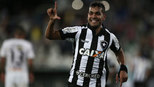 Botafogo vence Corinthians e vantagem na liderança cai para seis pontos Botafogo vence Corinthians e vantagem na liderança cai para seis pontos