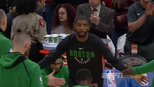 Agora nos Celtics, Kyrie Irving é vaiado pela torcida dos Cavs ao ser anunciado Agora nos Celtics, Kyrie Irving é vaiado pela torcida dos Cavs ao ser anunciado