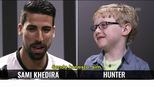 Curtindo a pré-temporada, pequenos torcedores da Juventus entrevistam Khedira; veja Curtindo a pré-temporada, pequenos torcedores da Juventus entrevistam Khedira; veja