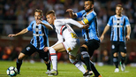 Com festa para Hernanes e homenagem a Waldir Peres, São Paulo empata com Grêmio Com festa para Hernanes e homenagem a Waldir Peres, São Paulo empata com Grêmio