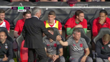 Expulso em vitória do United, Mourinho cumprimenta toda comissão técnica do Southampton antes de sair de campo Expulso em vitória do United, Mourinho cumprimenta toda comissão técnica do Southampton antes de sair de campo