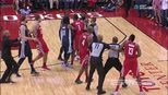 Após trombada, Mario Chalmers passa 'rasteira' em James Harden e jogadores precisam ser contidos Após trombada, Mario Chalmers passa 'rasteira' em James Harden e jogadores precisam ser contidos