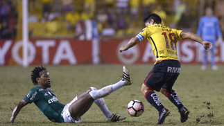 Prevendo ofensividade, Palmeiras e Barcelona travam duelo de análises Zé Roberto em disputa com o meia Oyola na partida de ida das oitavas-de-final