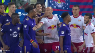 Kaká brinca com ex-companheiro de time e acaba expulso por árbitro de vídeo Meia brincou com ex-companheiro de time e acabou sendo expulso