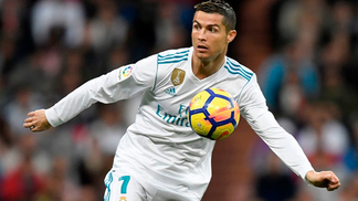 Revista inglesa coloca Messi como melhor do mundo em 2017; veja o top 10 e compare com a Bola de Ouro Real Madrid's Portuguese forward Cristiano Ronaldo controls the ball during the Spanish league football match Real Madrid CF against Malaga CF on 25,
