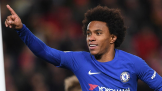 Chelsea avança à semifinal; United cai para time da segunda divisão Willian celebra gol contra o Liverpool