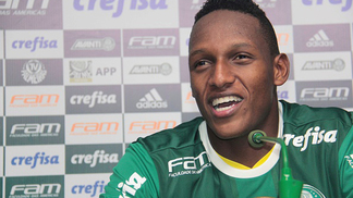 Rádio colombiana diz que Mina viaja nesta segunda para acertar com Barça SAO PAULO, BRAZIL - JULY 01: Colombian defender Yerri Mina talks to the media during his presentation as new member of Palmeiras at Academia de Futebo