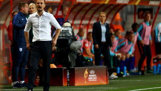 Após acusar treinador de bullying, jogadora recebe mais de R$ 300 mil e gera crise na Federação Inglesa Mark Sampson é acusado de racismo com jogadora na seleção inglesa
