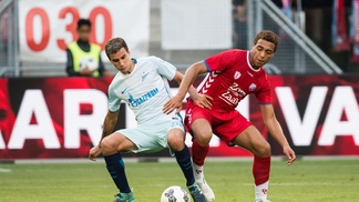 Com 'esquadra' argentina, Zenit perde na Holanda e sai em desvantagem na Europa League Emanuel Mammana em disputa com Cyriel Dressers, do Utrecht