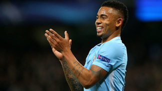 Aprender a cabecear e inglês: as missões de Gabriel Jesus no City de Guardiola Jesus diz que vai trabalhar mundo para ser melhor do mundo e palpita sobre prêmio deste ano: 'Acho que o Neymar ainda não leva'