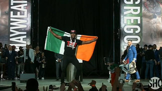 Provocação agita o 2º encontro entre Mayweather e McGregor Vai longe! Mayweather provoca com bandeira da Irlanda, e McGregor responde 'roubando' mochila de boxeador