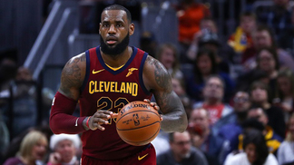 Saudosismos x Imediatismo em discussões de NBA LeBron ou Jordan? Marcação forte ou Run and Gun? CLEVELAND, USA - DECEMBER 9: LeBron James (23) of the Cleveland Cavaliers in action during the NBA game between Cleveland Cavaliers and Philadelphia 7
