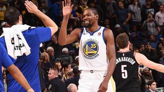 Após vencer Cavs, Warriors agora lutam contra ‘maldição de Natal’ na NBA Assista aos melhores lances da vitória do Golden State Warriors por 111 a 104 sobre o Portland Trail Blazers