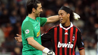 Ronaldinho e Buffon em 2010