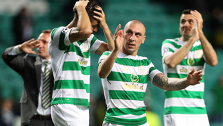Depois de golear na partida de ida, Celtic leva susto mas garante classificação na Champions League Jogadores comemoram gol e classificação para próxima fase da Champions League