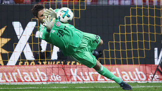 De 'lei do ex' a erro de Gabriel Jesus: rodada nas principais ligas europeias teve festival de pênaltis perdidos Sven Ulreich