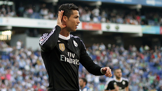 Cristiano Ronaldo é eleito o melhor do mundo pela Fifa pela 5ª vez e empata com Messi Cristiano Ronaldo Real Madrid 2015