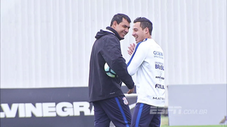 Corinthians visita a Chape para igualar maior vantagem na liderança Carille durante treino do Corinthians