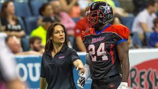 Ela já jogou contra homens e foi a primeira mulher a treinar um time da NFL. Conheça a história de amor de Jen Welter com o futebol americano Como um cheque de R$ 12 mudou a vida de Jen Welter, primeira mulher a treinar um time da NFL
