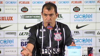 Pablo vai ao CT do Corinthians e posa com a taça de campeão brasileiro