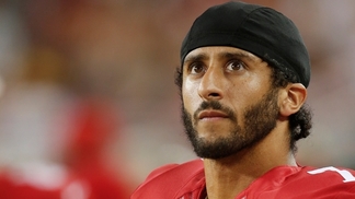 Kaepernick aciona proprietários da NFL acusando-os de combinarem boicote Kaepernick