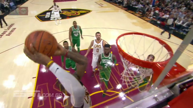 Tudo sozinho! LeBron James pega o rebote, deixa Marcus Smart falando sozinho e vai para a cravada Tudo sozinho! LeBron James pega o rebote, deixa Marcus Smart falando sozinho e vai para a cravada
