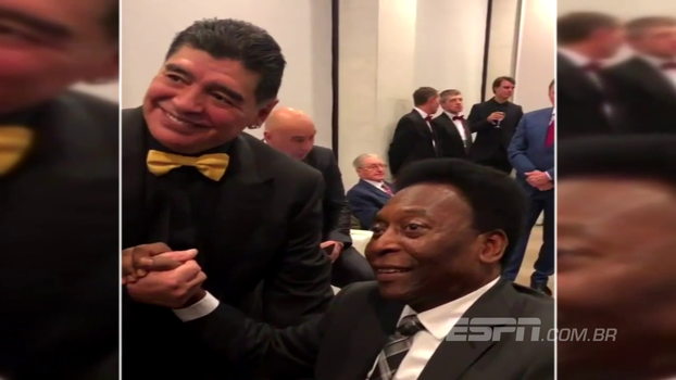Pelé e Maradona se encontram durante sorteio da Copa do Mundo na Rússia Pelé e Maradona se encontram durante sorteio da Copa do Mundo na Rússia
